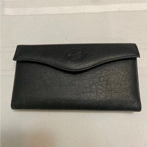 Buxton Black Womens Leather Wallet with
Kiss Closure Coin Pocket - Like New!